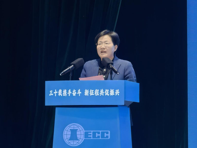 亳州市委书记秦凤玉讲话。 亳州市委书记秦凤玉讲话。