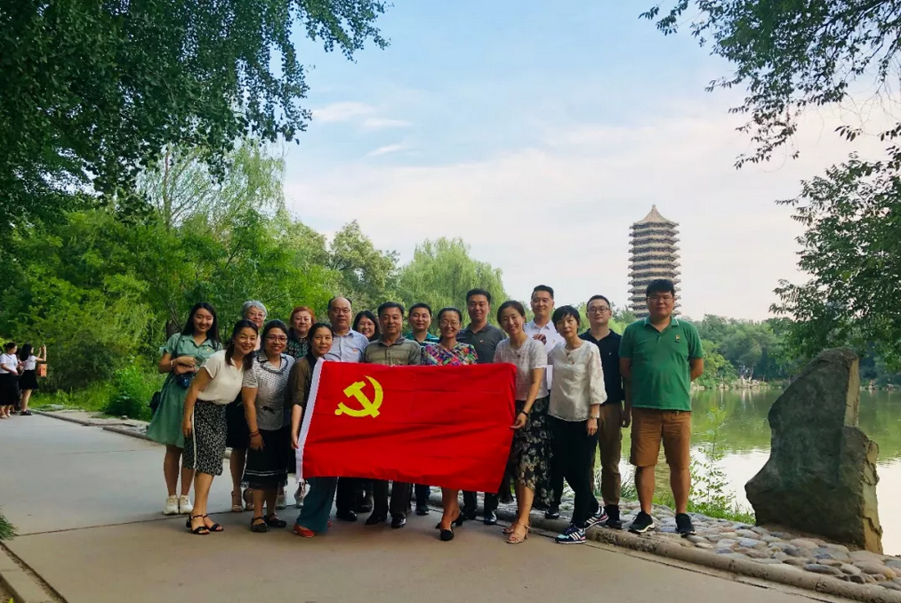 王丽静同志参加办公厅和信息中心党支部党日活动.png