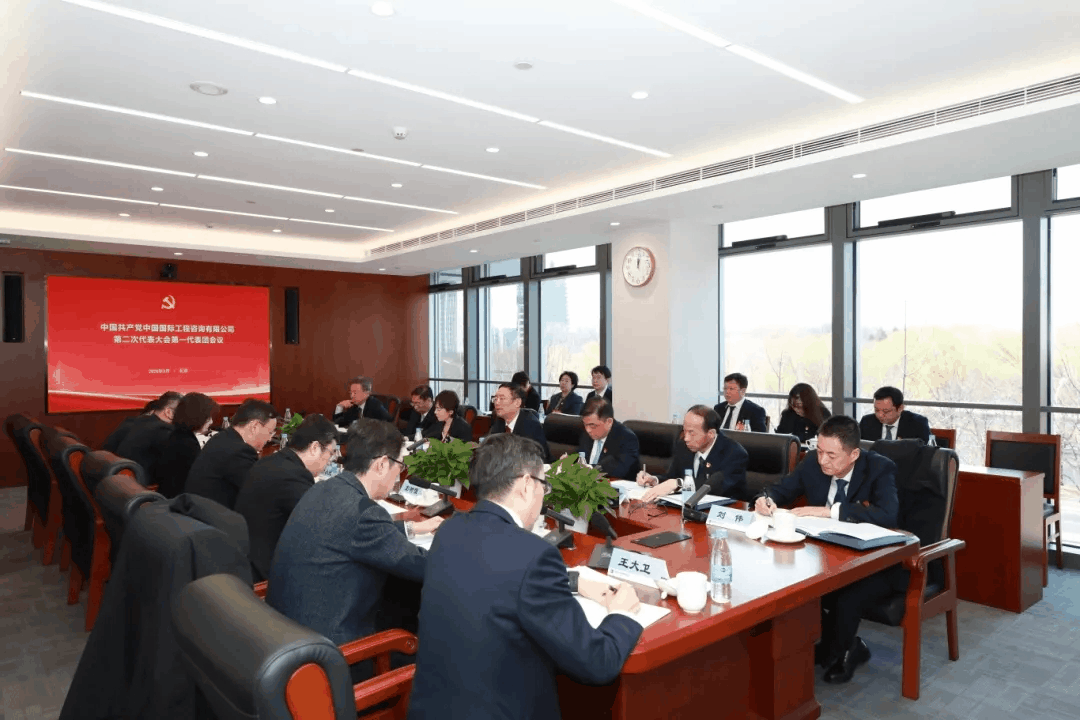 各代表团进行分组讨论.gif 各代表团进行分组讨论.gif